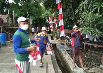 Turut Semarakkan HUT Kemerdekaan RI ke-75, Petani Mangga di Sumedang Pasang Perangkap Hama Merah Putih