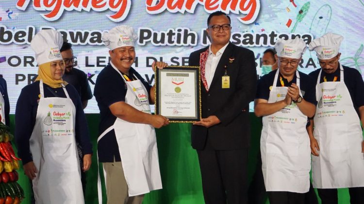 Kementerian Pertanian Pecahkan Rekor MURI Nguleg Bawang Putih Terbanyak dan Serentak