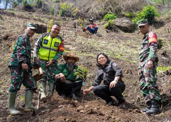 Ditjen Hortikultura Berikan Bantuan 18 Ribu Batang Benih Buah-buahan untuk Lembaga Masyarakat Desa Hutan Sukabumi
