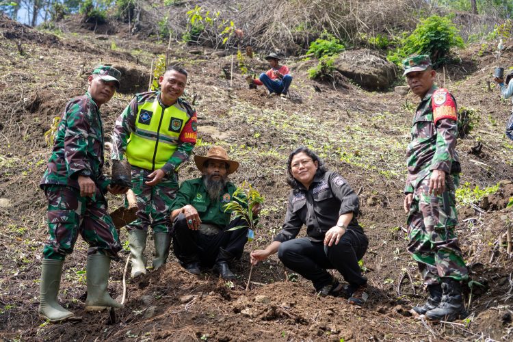 Ditjen Hortikultura Berikan Bantuan 18 Ribu Batang Benih Buah-buahan untuk Lembaga Masyarakat Desa Hutan Sukabumi