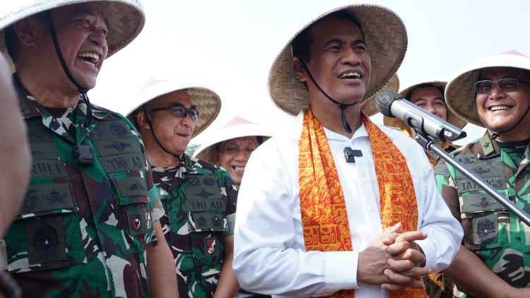 Kebangkitan Pertanian Perkotaan: Mentan dan KASAD Panen Besar Bawang Merah di Tengah Kota