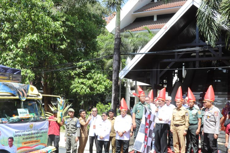Mentan Serahkan Bantuan Pertanian Senilai Rp 410 Miliar untuk Bencana di Sulsel