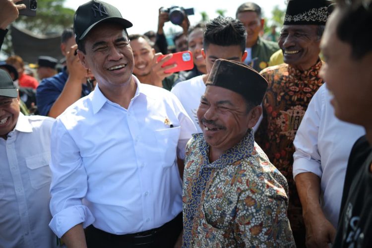 Mentan Amran: Padat Karya Kunci Pemulihan Pertanian Pascabencana, Petani Dilibatkan Langsung