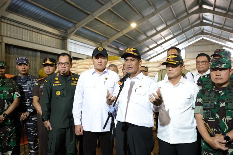 Sidak ke Tanjung Balai Karimun, Mentan Amran Bongkar 1.000 Ton Beras Ilegal: “Ini Pengkhianatan terhadap Petani”