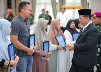Mentan Amran Tunjukkan Kepedulian, Serahkan Santunan untuk Keluarga Prajurit Marinir yang Gugur