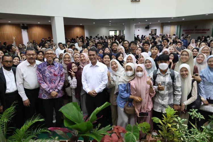 Di Hadapan Mahasiswa Unhas, Mentan Amran: Masa Depan Pertanian Ditentukan Karakter dan Mindset Generasi Muda