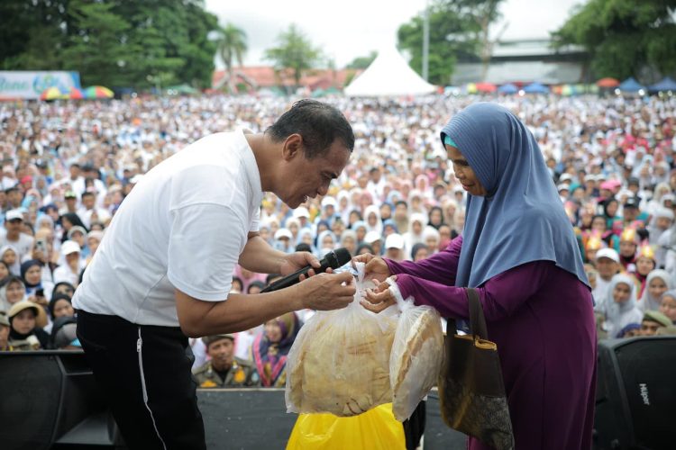 Sentuhan Nyata untuk Rakyat Kecil: Mentan Amran Bantu Modal Rp20 Juta untuk Pedagang Kerupuk di Bone