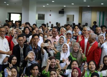 Gaji Dosen Mentan Amran Diserahkan ke Mahasiswa Yatim Piatu