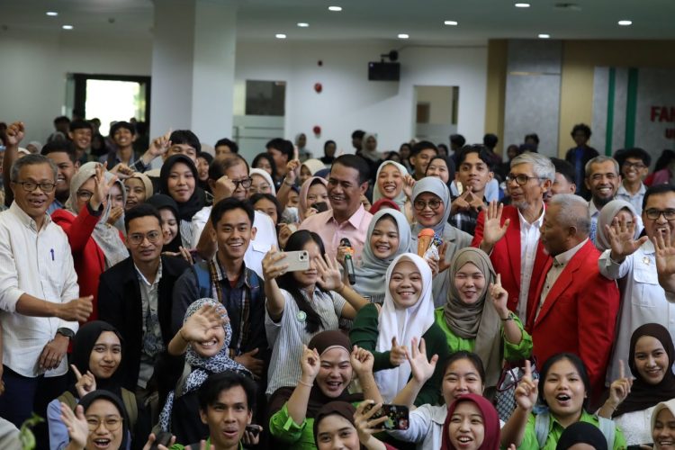 Gaji Dosen Mentan Amran Diserahkan ke Mahasiswa Yatim Piatu