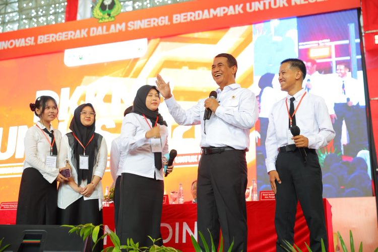 Di Depan 10 Ribu Maba Unhas, Mentan Amran: Change Your Mindset, You Can Change the World