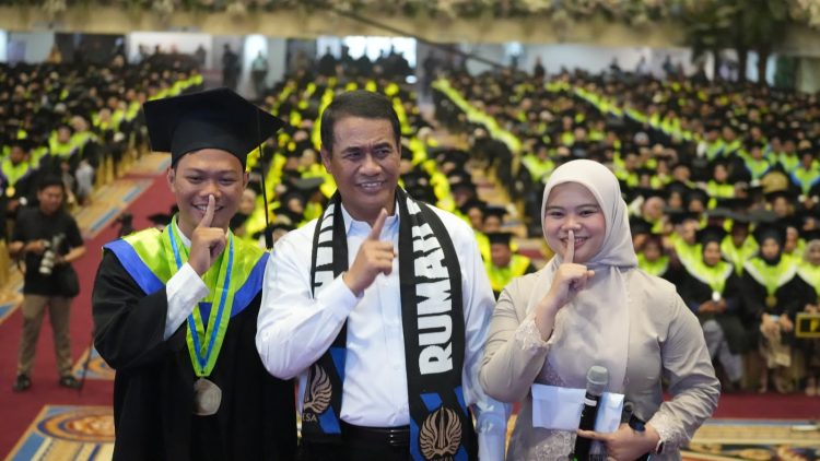 Mentan Amran Beri Wisudawan Combine Harvester, Siapkan jadi Pengusaha Muda