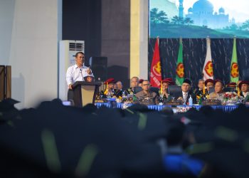 Beri Motivasi 2.500 Wisudawan Universitas Tadulako, Mentan Amran: Sukses Harus Kamu Rebut