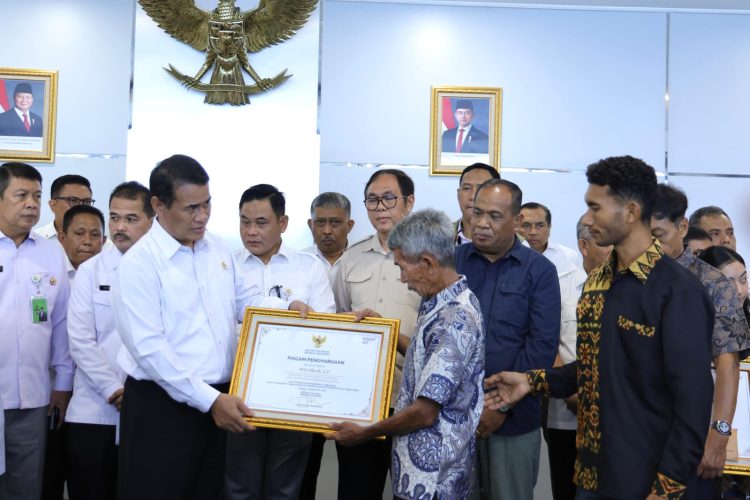 Temui Keluarga Korban Penembakan Papua, Mentan Amran: Mereka Pahlawan Pangan