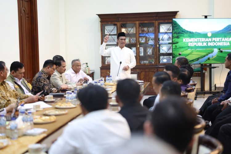 Temui Peternak Pukul 06.00, Mentan Amran Berikan Solusi Serap Jagung Tekan Biaya Pakan